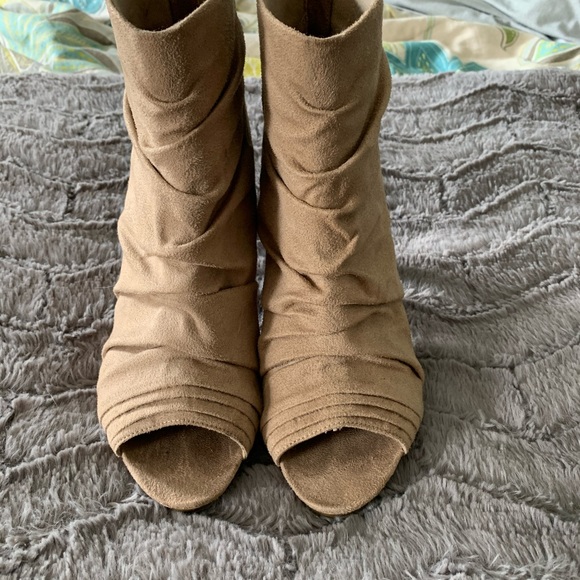 Fioni: Peep toe booties - Picture 3 of 7